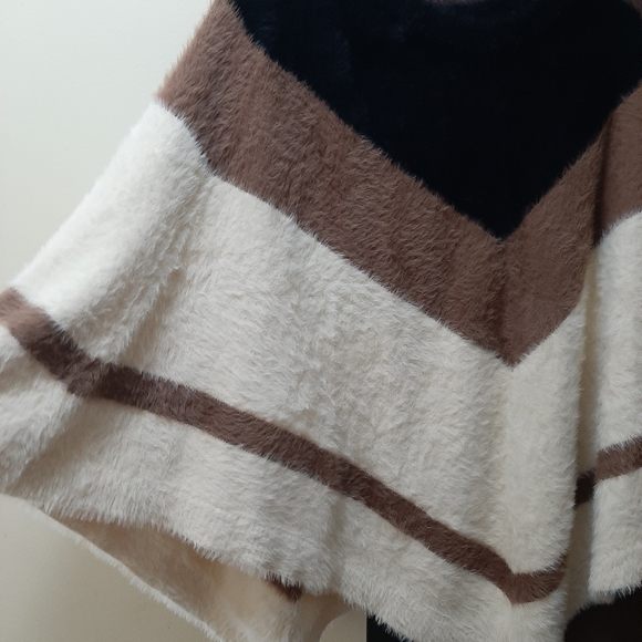ANN TAYLOR MED/ LARGE TRI COLOR SOFT FAUX FUR PANCHO GORGEOUS  NEW - Picture 2 of 6